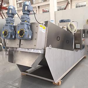 Stacked screw sludge dehydrator 